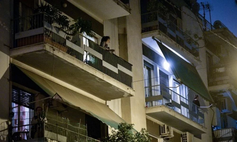 Αποχαιρετισμός του Μανώλη Γλέζου από τα μπαλκόνια των σπιτιών